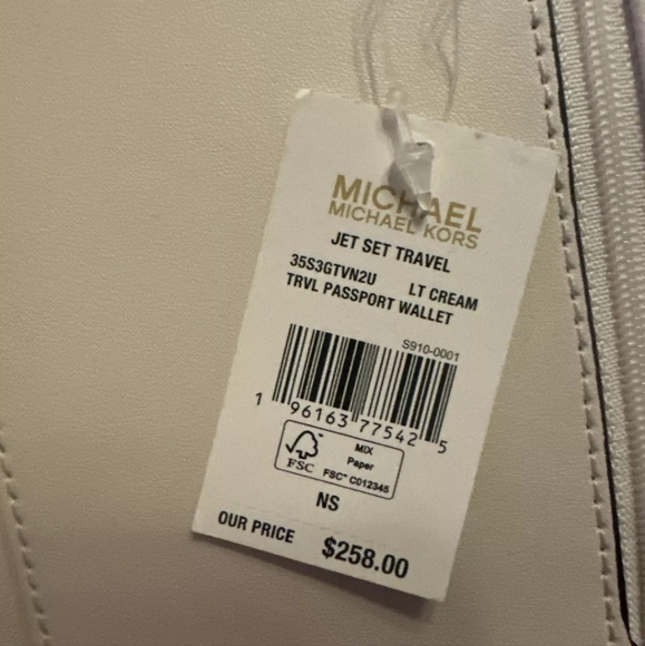 Michael Kors brand passport wallet - Picture 8 of 8